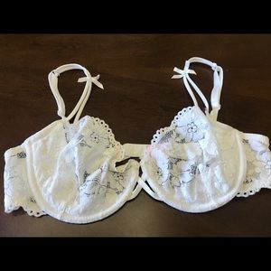 VICTORIAS SECRET WHITE LACE BRA! 36C! PRETTY!